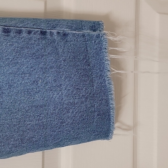 Forever 21 Size 29 Distressed / Destroyed Button Fly Jeans, Raw Hem, Gently Used - Picture 14 of 16